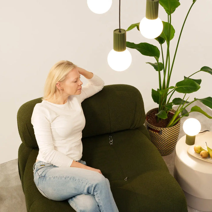 Fauteuil vert olive en tissu avec coussin moelleux et surpiqûres visibles pour lampe à poser halo vert