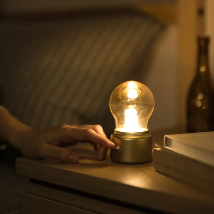 Lampe de table vintora vintage avec cloche ambrée en verre clair et base en laiton brossé pour décoration intérieure