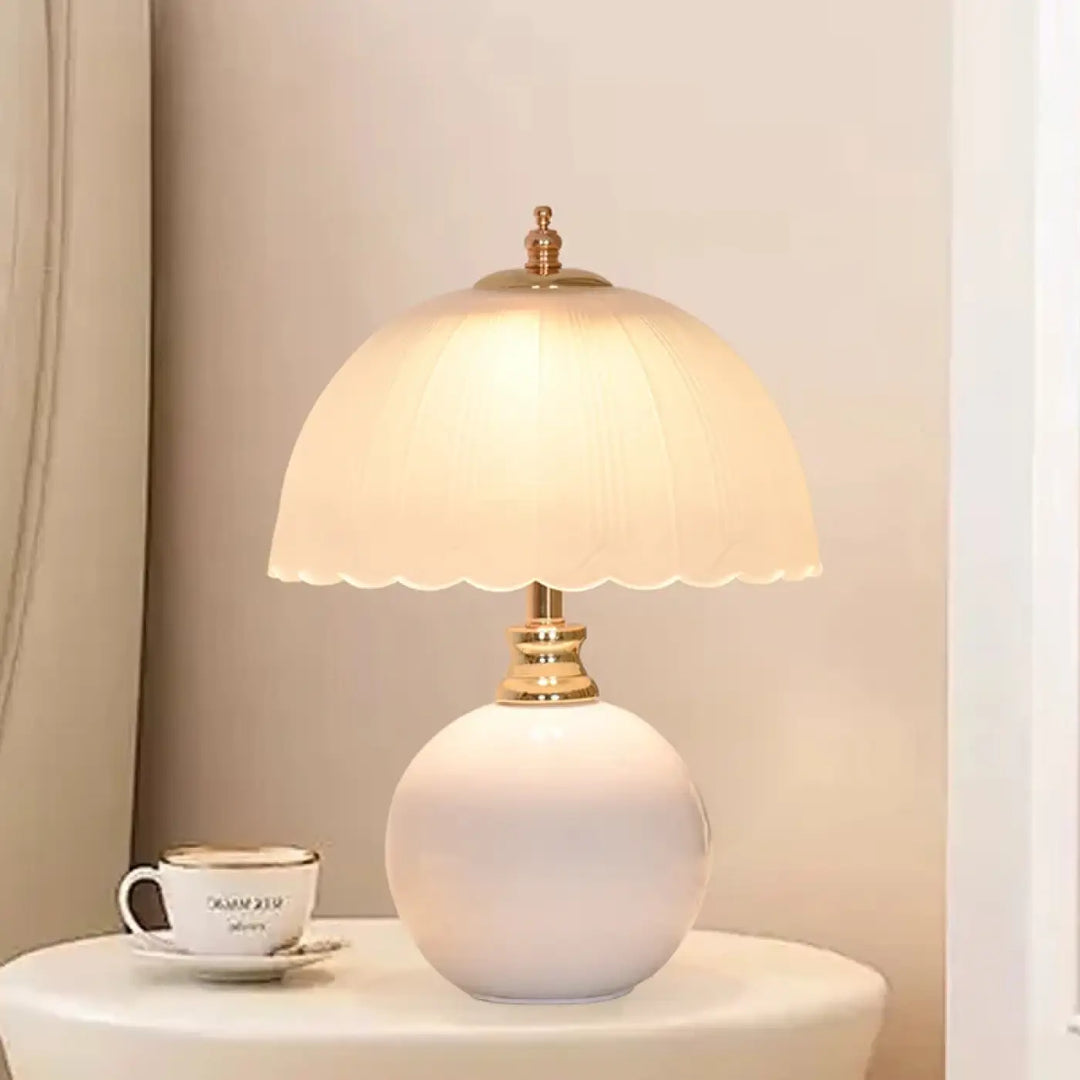 Lampe de table aloria en céramique blanche avec base en métal doré et abat-jour en verre crème à bord festonné vintage champignon