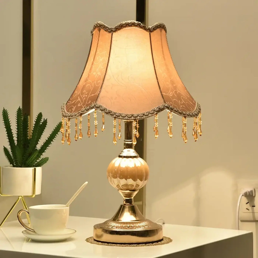 Lampe de table debhy avec base dorée ornée et abat-jour en tissu pêche décoré pour décoration intérieure table vintage chic