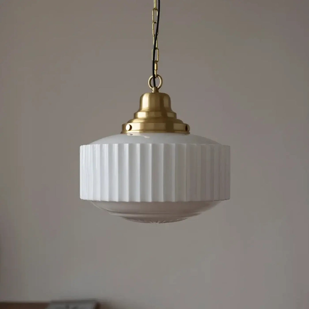 Suspension luminaire declira en verre blanc nervuré avec dessus et chaîne en métal finition laiton
