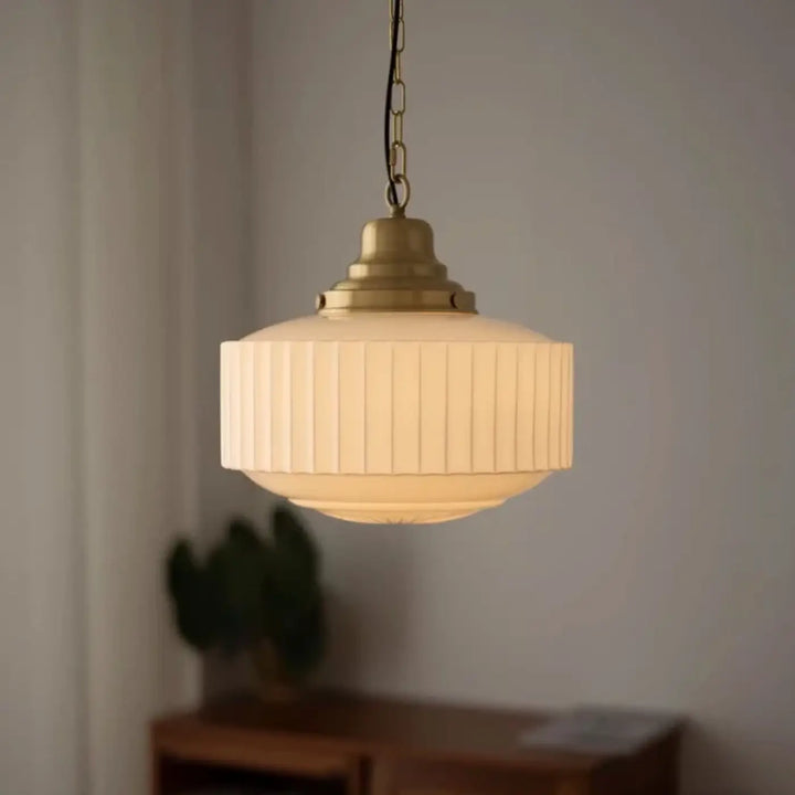 Suspension luminaire declira avec cadre métal finition laiton et abat-jour en verre nervuré ivoire vintage