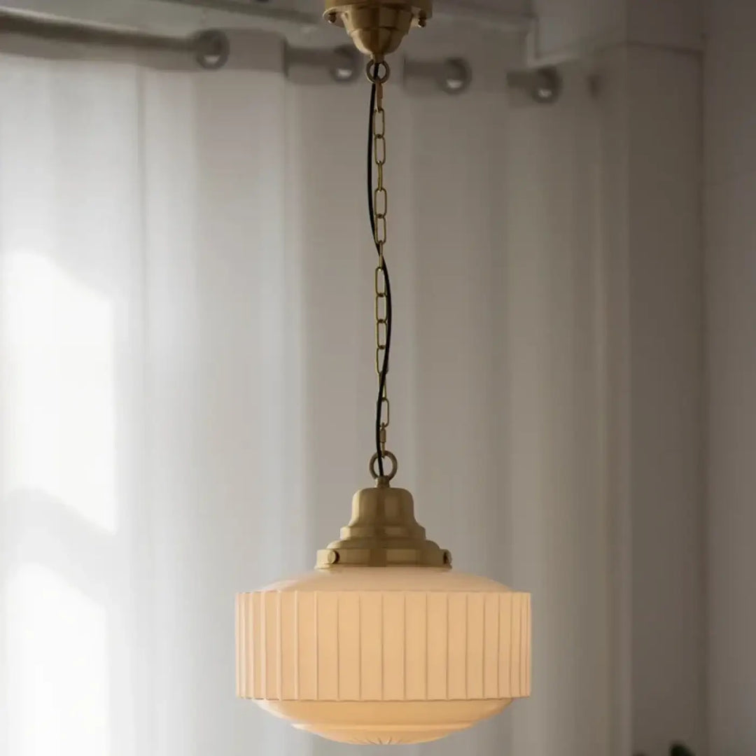 Suspension luminaire declira avec cadre en métal finition laiton et abat-jour en verre crème côtelé suspendu par une chaîne foncée
