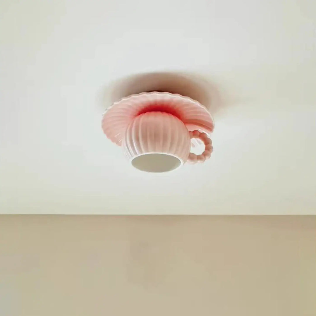 Luminaire plafonnier coralia en céramique rose pastel en forme de tasse et soucoupe délicate monté au plafond
