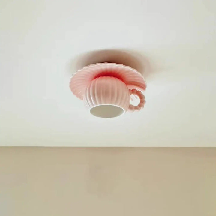Luminaire plafonnier coralia en céramique rose pastel en forme de tasse et soucoupe délicate monté au plafond