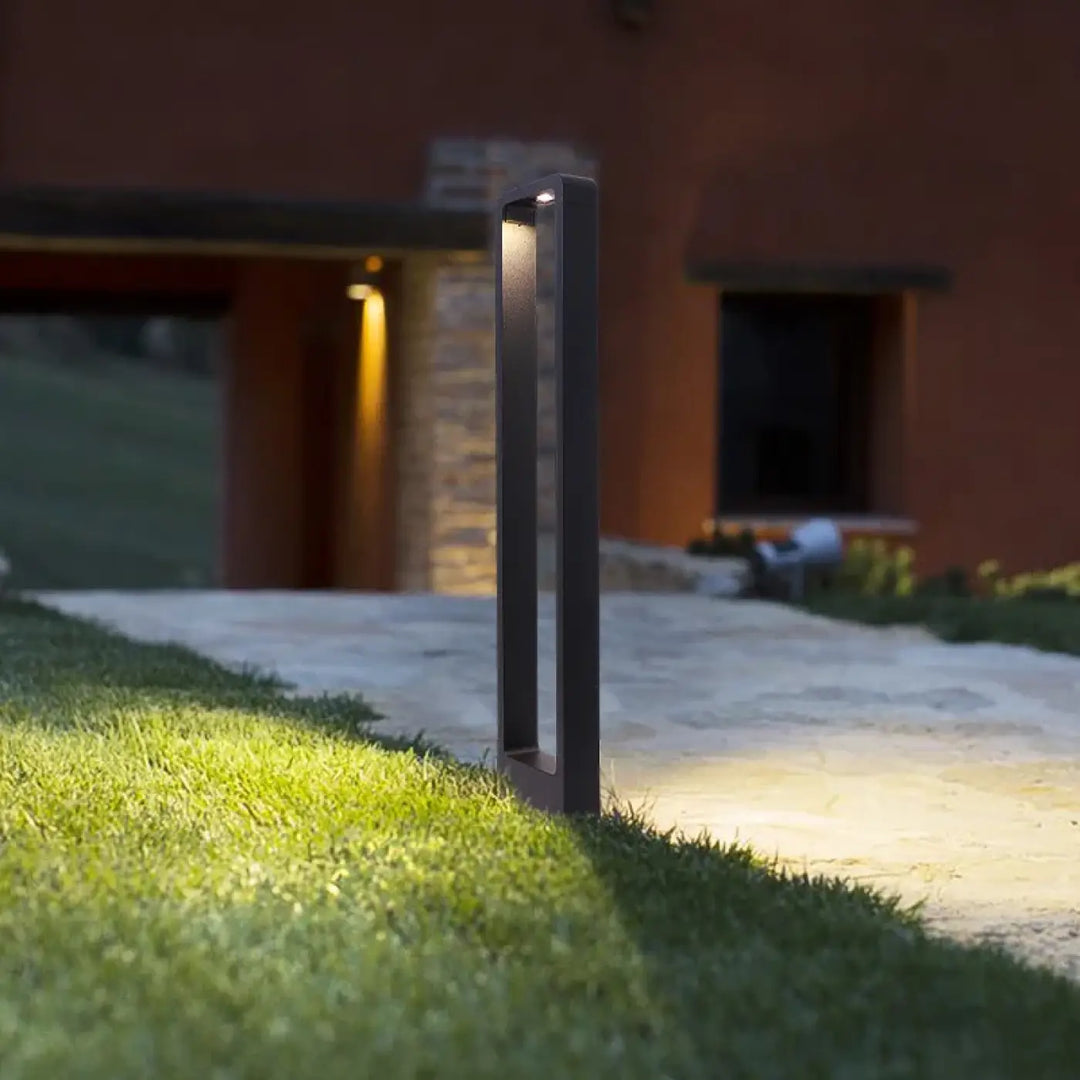 Luminaire extérieur contemporain kyro en métal noir avec éclairage led chaud et design rectangulaire élégant pour jardin extérieur contemporain