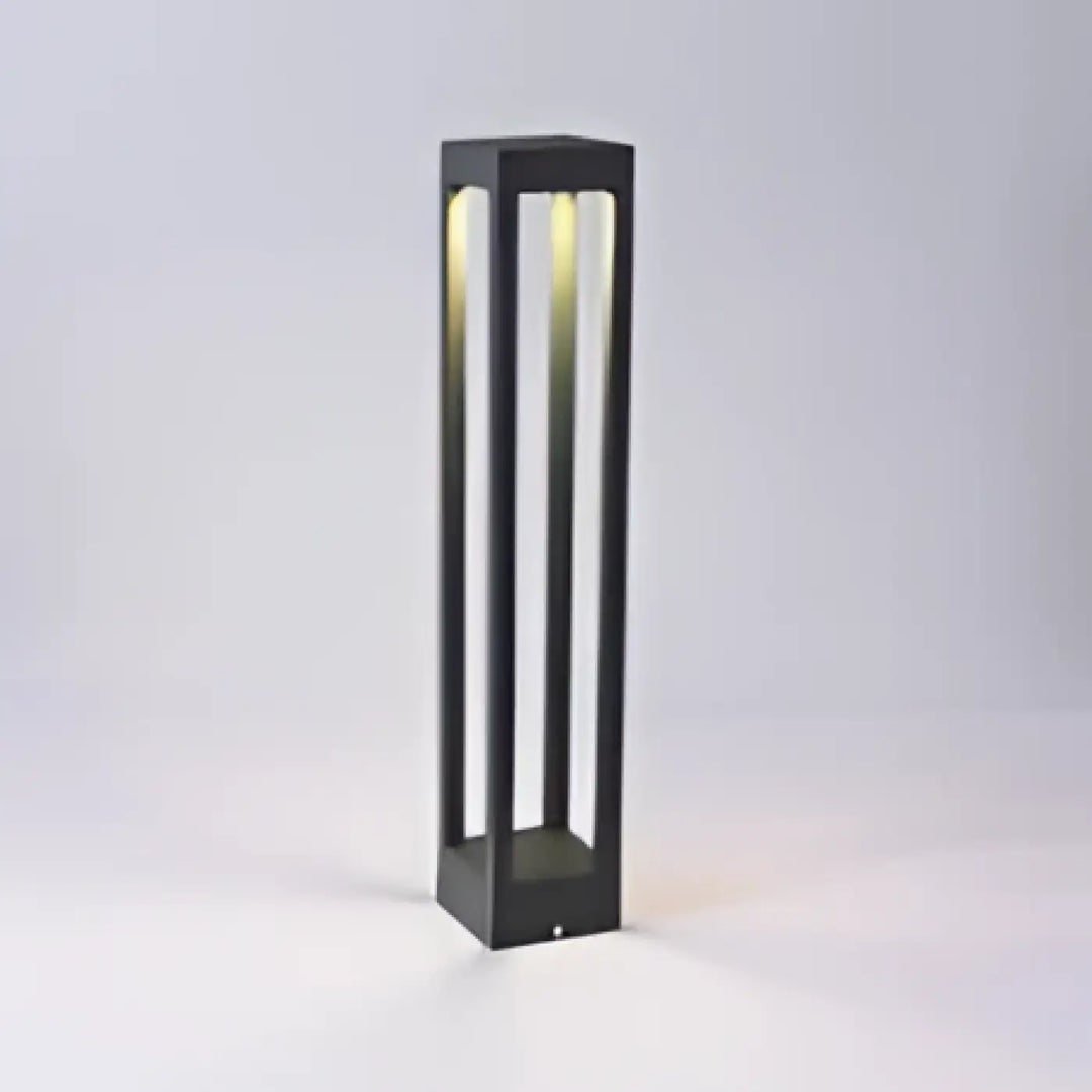 Luminaire extérieur moderne noir avec lanternes rectangulaires à lames verticales et éclairage intérieur chaleureux