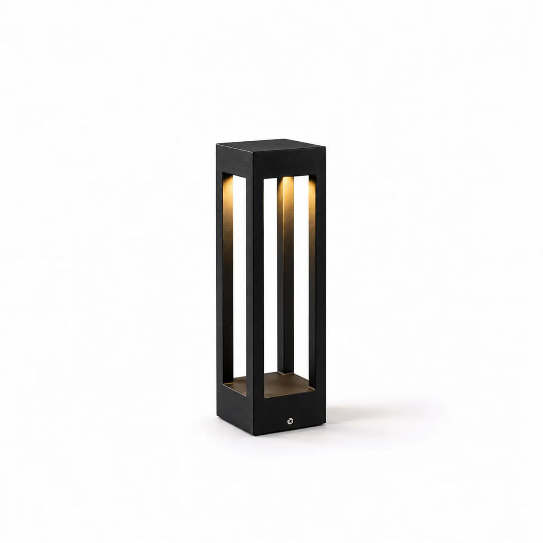 Luminaire extérieur moderne noir en forme de lanterne avec lames verticales et lumière intérieure chaude pour extérieur moderne