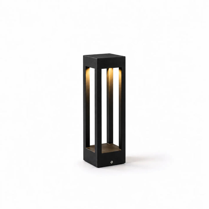 Luminaire extérieur moderne noir en forme de lanterne avec lames verticales et lumière intérieure chaude pour extérieur moderne