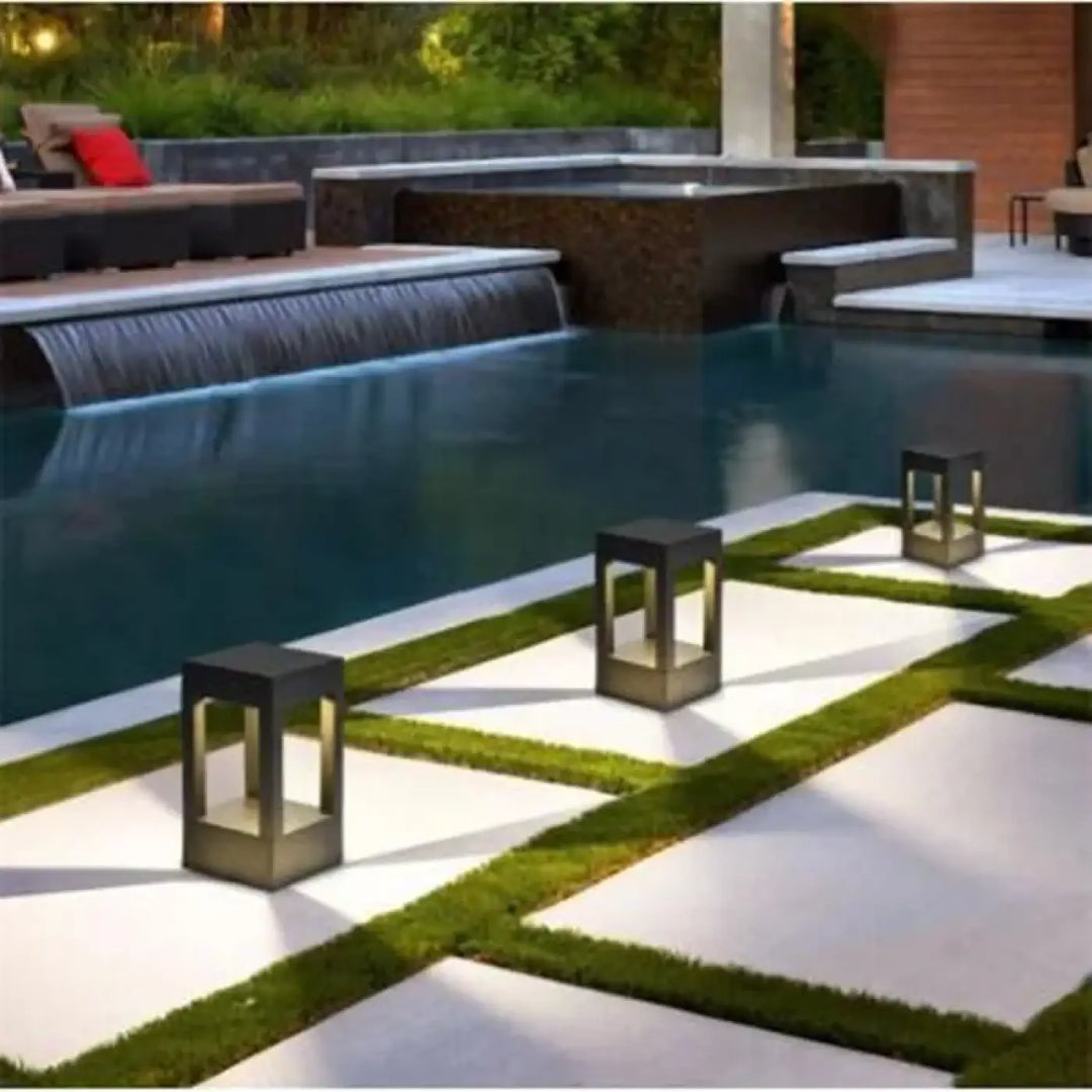 Luminaire extérieur moderne lumora avec lanternes rectangulaires noires en verre dépoli et éclairage intérieur chaud
