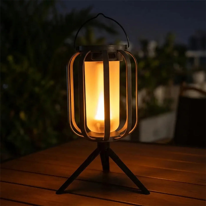 Luminaire extérieur solaire solva en métal noir avec effet flamme chaleureux dans une lanterne décorative