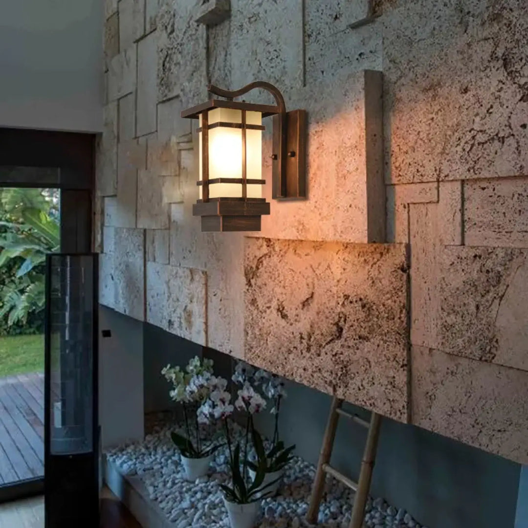 Luminaire extérieur style lanterne rustique en bronze foncé avec panneaux en verre givré monté au mur