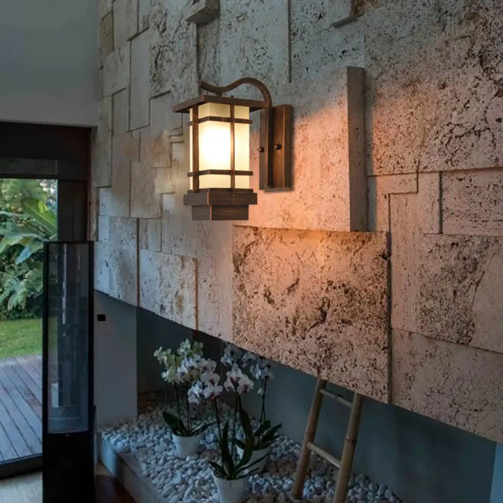 Luminaire extérieur style lanterne rustique en bronze foncé avec panneaux en verre givré monté au mur