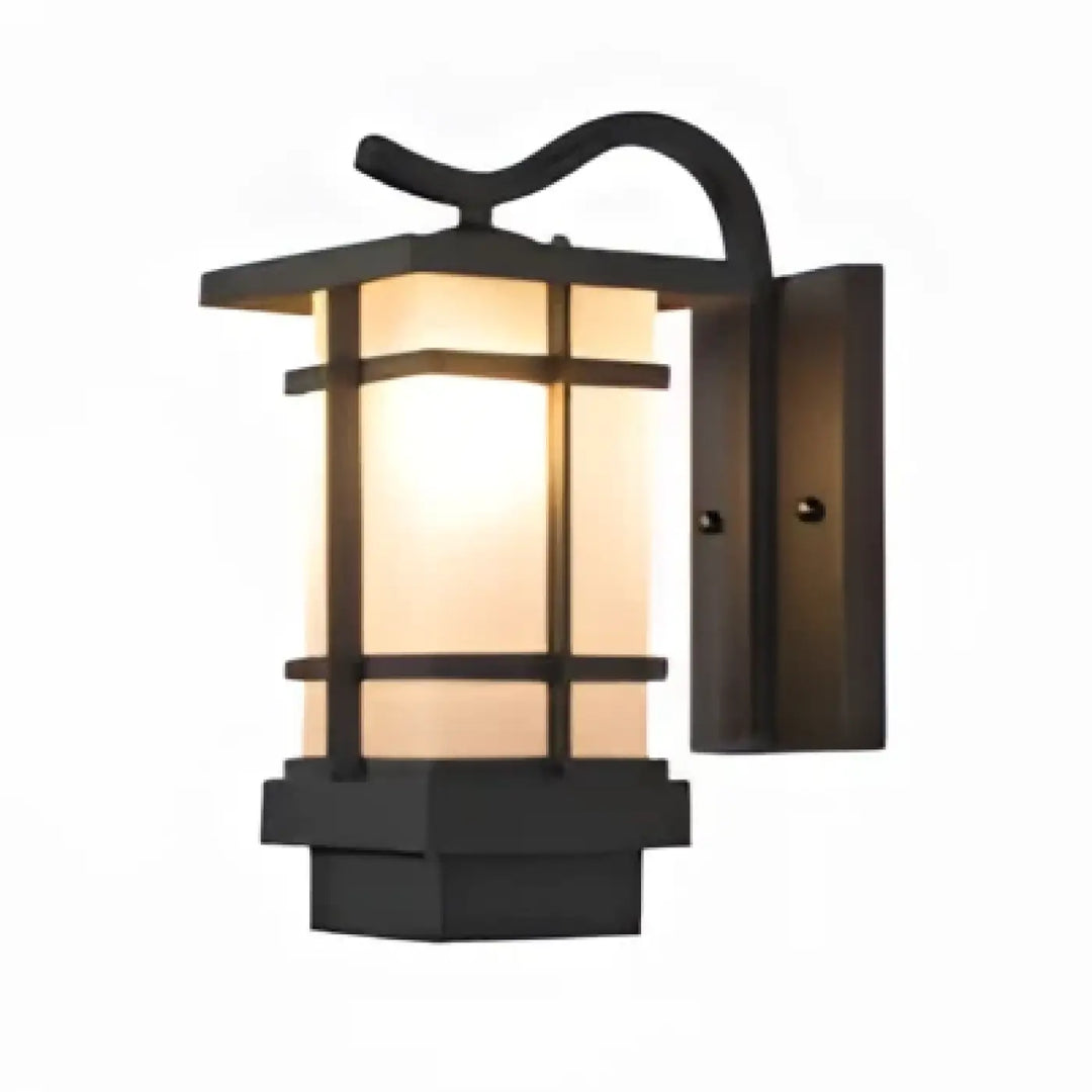 Luminaire extérieur style lanterne noir avec accents en bois et lumière chaude pour éclairage mural extérieur élégant