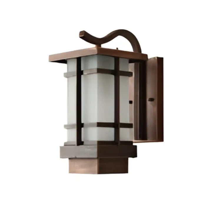 Luminaire extérieur style lanterne en cuivre avec panneaux en verre transparent et sommet incurvé par HIKARI