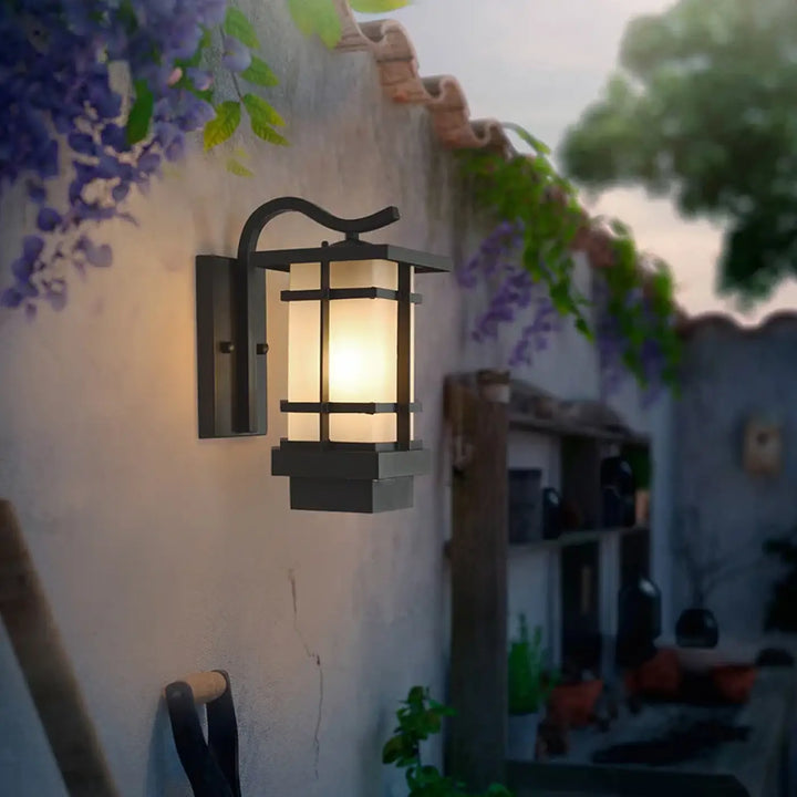 Luminaire extérieur noir en métal avec panneau en verre dépoli chaud et design de lanterne traditionnelle hikari
