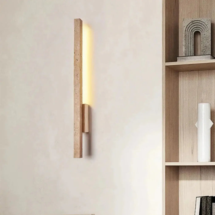 Luminaire mural balayage lavih avec corps en pierre beige texturé et lumière chaude pour une décoration intérieure ambiance douce