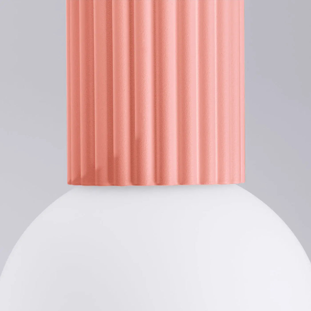 Plafonnier lampe halo coral avec abat-jour plissé brillant et base sphère laiteuse blanche bureau décorative