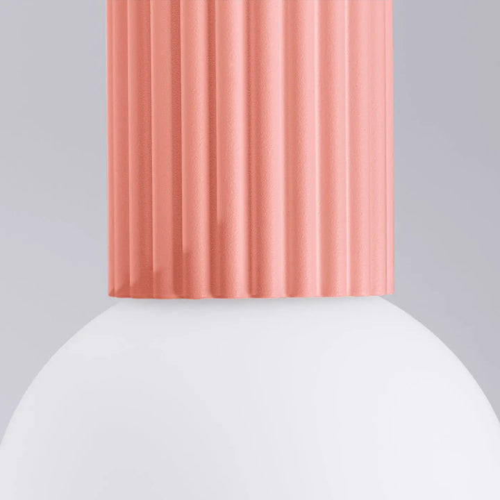 Plafonnier lampe halo coral avec abat-jour plissé brillant et base sphère laiteuse blanche bureau décorative