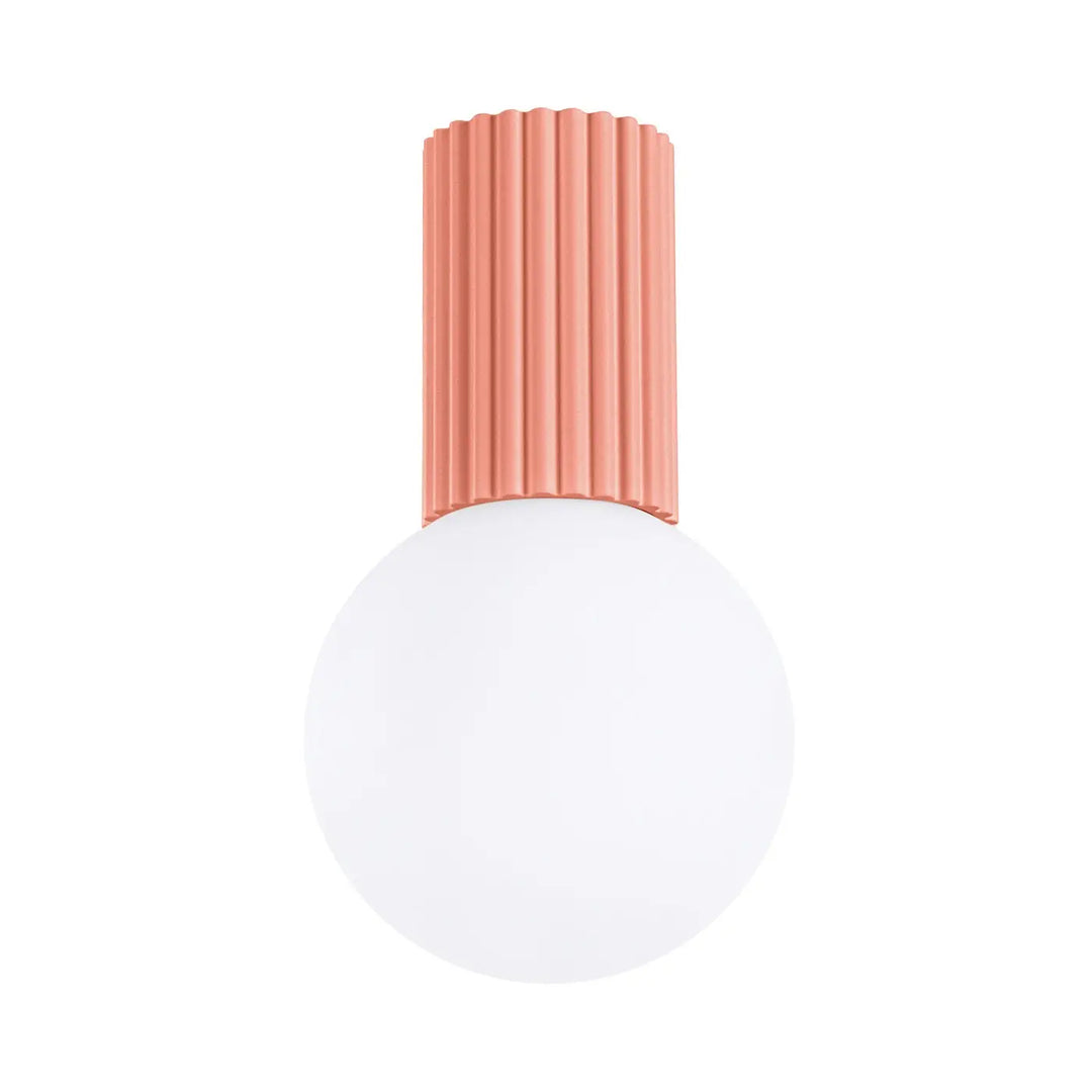 Plafonnier lampe halo avec un top métallique cannelé corail mat et une sphère laiteuse blanche décorative pour bureau