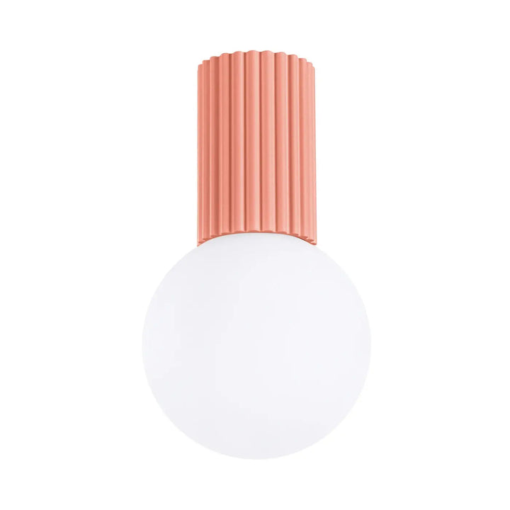 Plafonnier lampe halo avec un top métallique cannelé corail mat et une sphère laiteuse blanche décorative pour bureau