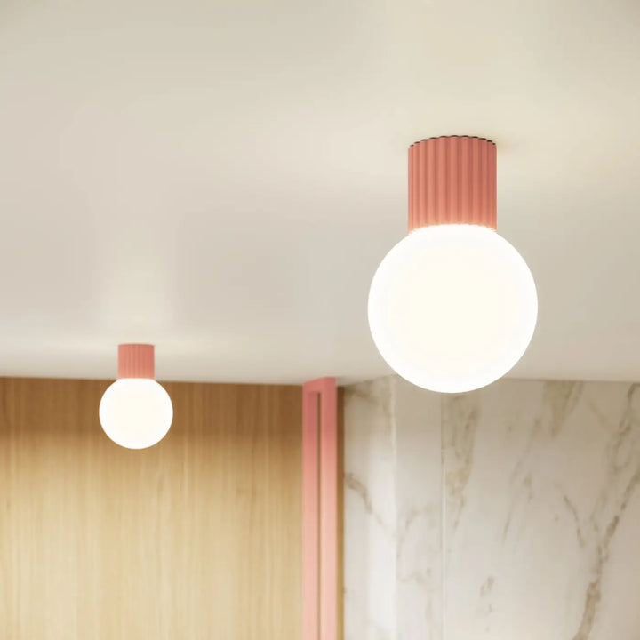 Plafonnier halo pêche avec sphère laiteuse en verre dépoli et corps cylindrique côtelé pour bureau décorative