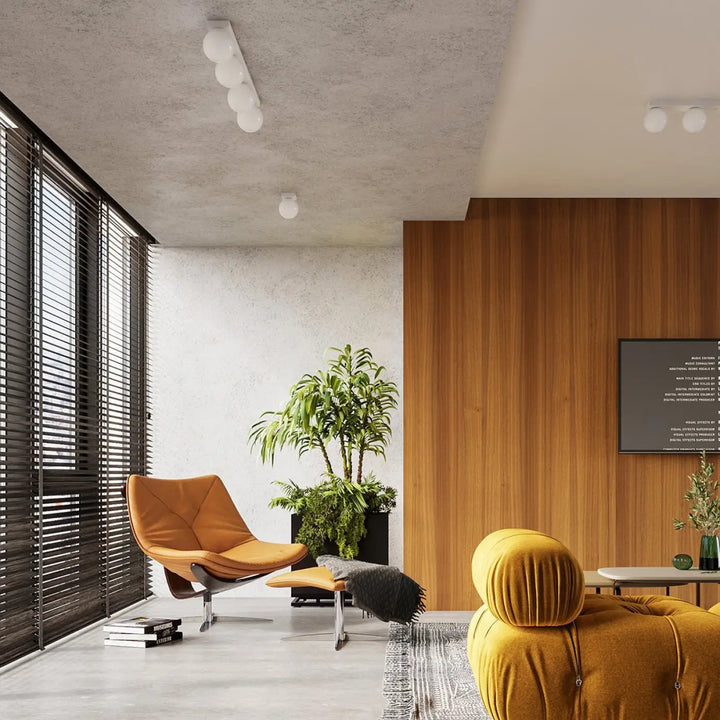 Fauteuil en cuir orange avec design moderne épuré et pieds chromés pour plafon yoli classe à part