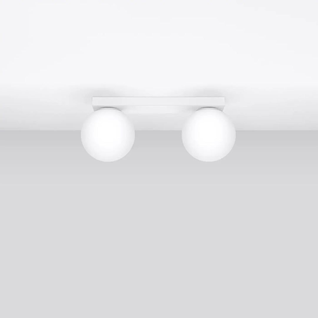 Plafon yoli 2 blanc avec deux globes en verre dépoli monté au plafond pour une classe à part dans votre intérieur