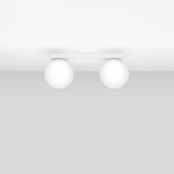 Plafon yoli 2 blanc avec deux globes en verre dépoli monté au plafond pour une classe à part dans votre intérieur