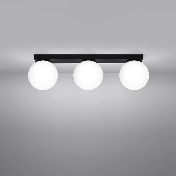 Luminaire plafonnier yoli 3 noir avec trois globes en verre blanc sphériques pour une classe à part dans votre intérieur