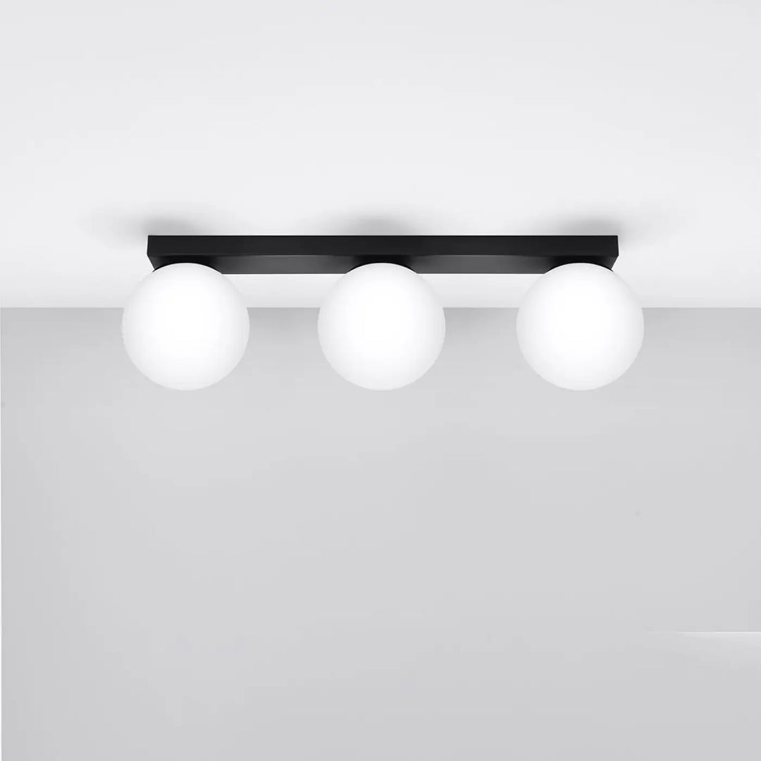 Luminaire plafonnier yoli 3 noir avec trois ampoules sphériques blanchâtres pour une classe à part en éclairage plafond