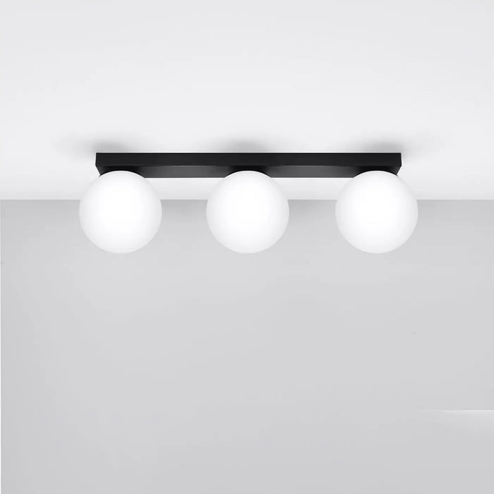 Luminaire plafonnier yoli 3 noir avec trois ampoules sphériques blanchâtres pour une classe à part en éclairage plafond
