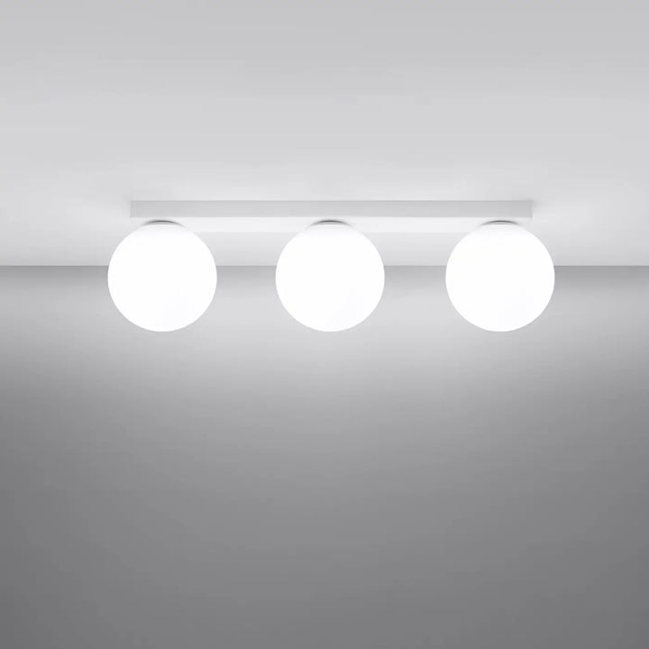 Luminaire plafonnier yoli 3 blanc avec trois globes en verre dépoli pour un plafon yoli classe à part
