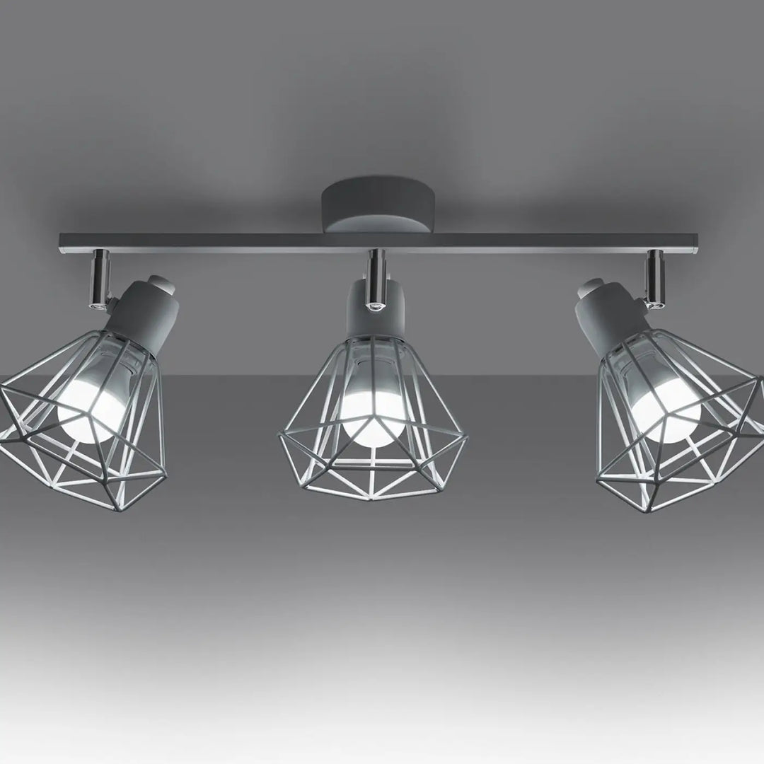 Luminaire plafonnier série artemis blanc avec trois luminaires et cages géométriques en chrome créera une atmosphère intime