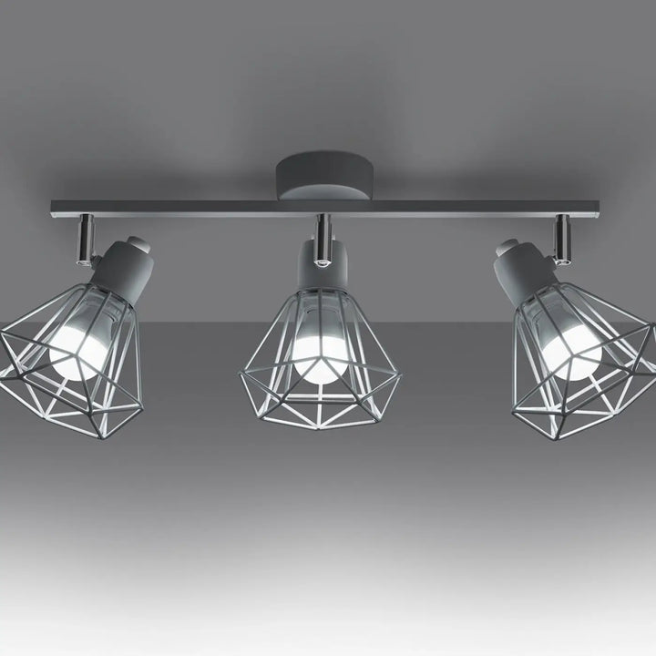 Luminaire plafonnier série artemis blanc avec trois luminaires et cages géométriques en chrome créera une atmosphère intime