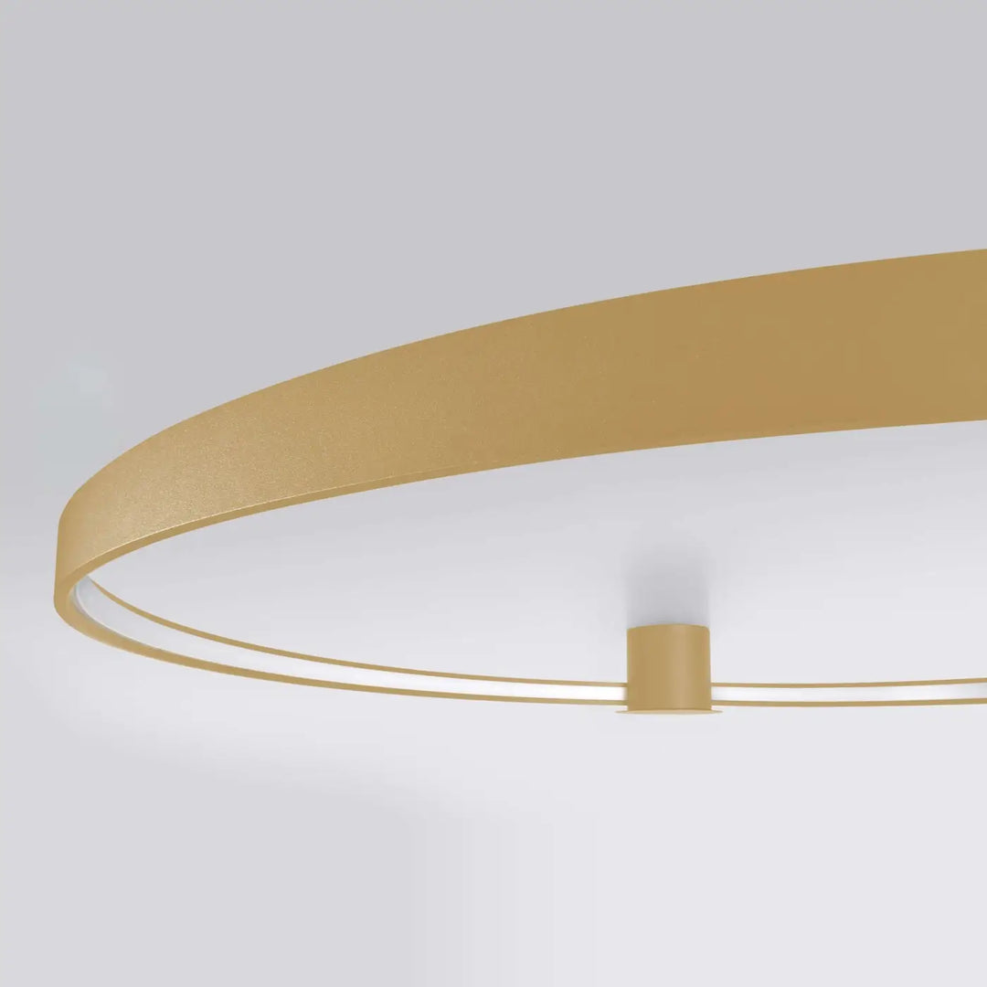 Plafonnier rio doré avec design unique et deux anneaux fins offrant une efficacité lumineuse élevée