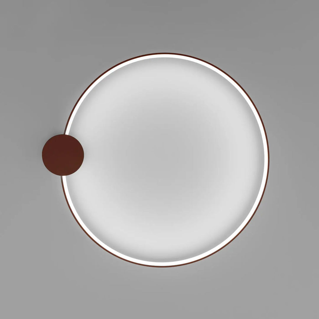 Luminaire plafonnier collection rio design moderne avec diffuseur blanc, contour marron foncé et point accent rouge ocre