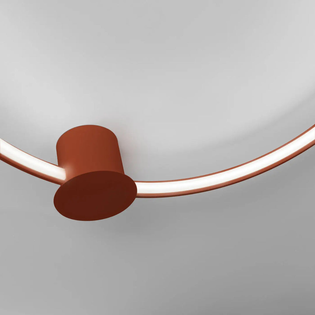 Luminaire plafonnier design moderne collection rio avec base cylindrique rouge ocre et bande led courbée éclairée