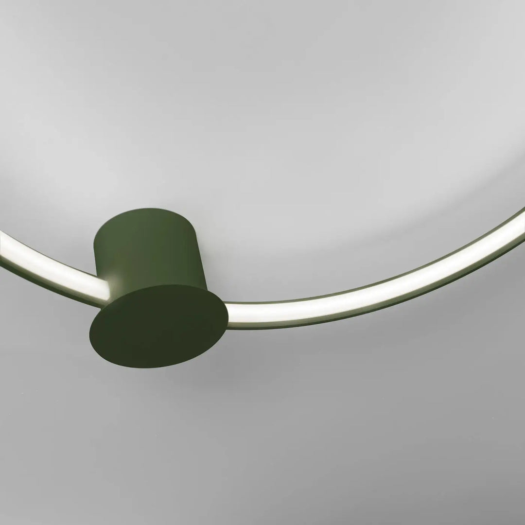 Luminaire plafonnier rio 78 4000k vert olive en aluminium allient élégance avec anneaux led sur barre métallique courbée