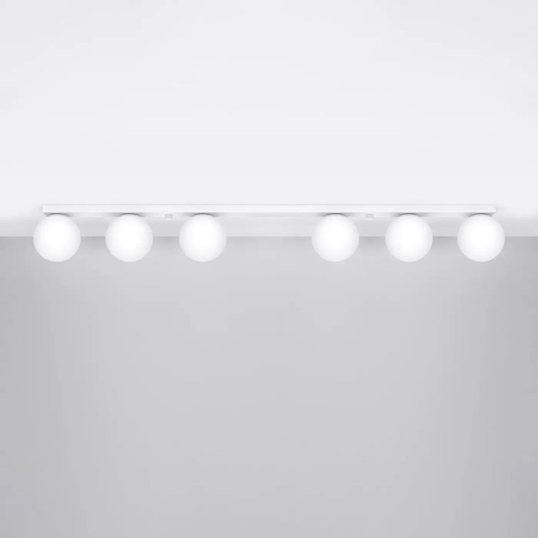 Plafon yoli 6 blanc avec cinq globes en verre dépoli monté au plafond pour une classe à part éclairage