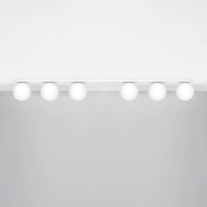 Plafon yoli 6 blanc avec cinq globes en verre dépoli monté au plafond pour une classe à part éclairage