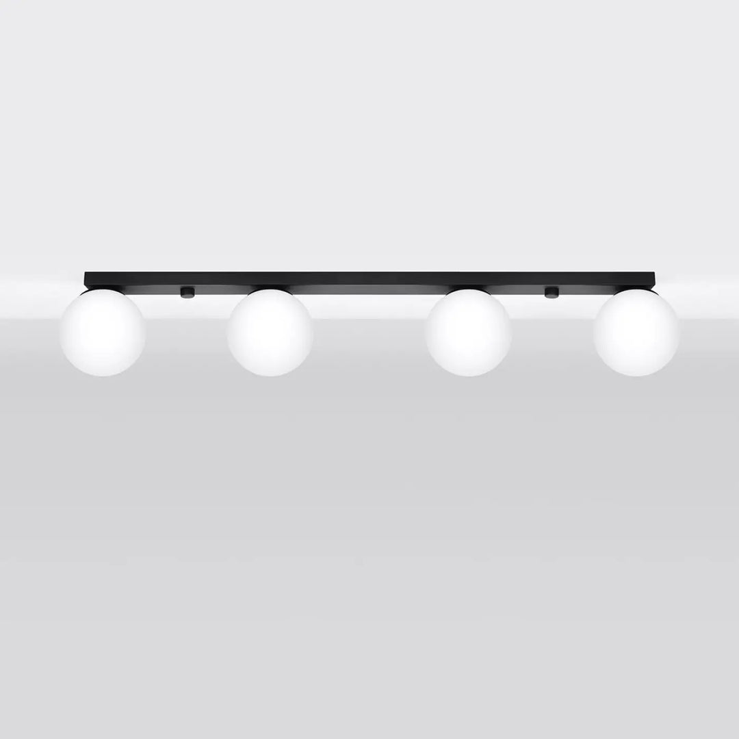 Plafon yoli classe à part avec luminaire plafonnier noir et quatre ampoules sphériques blanches réparties uniformément