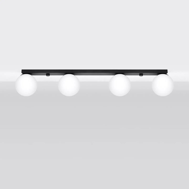 Plafon yoli classe à part avec luminaire plafonnier noir et quatre ampoules sphériques blanches réparties uniformément