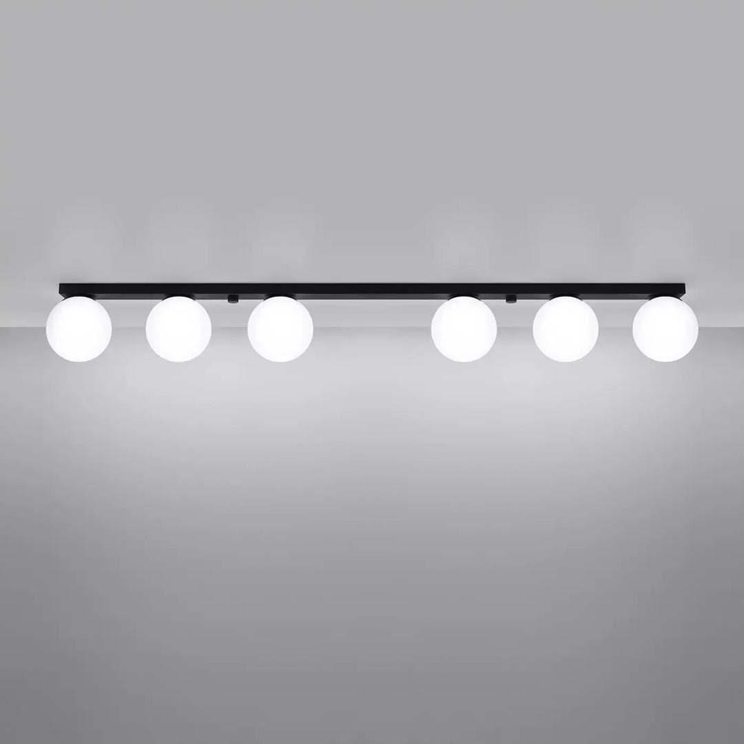 Luminaire plafonnier yoli 6 noir avec cinq globes blancs ronds espacés, une classe à part dans votre intérieur