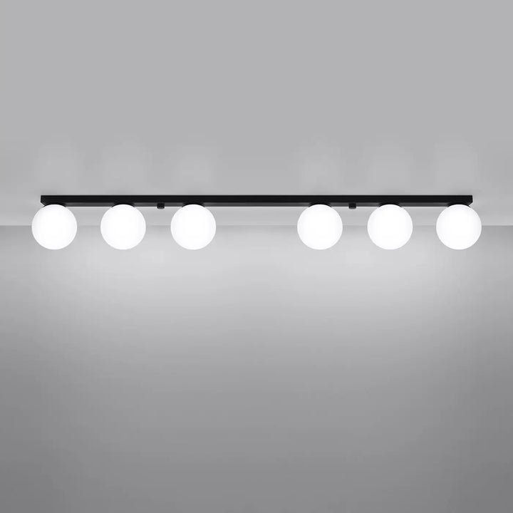 Luminaire plafonnier yoli 6 noir avec cinq globes blancs ronds espacés, une classe à part dans votre intérieur