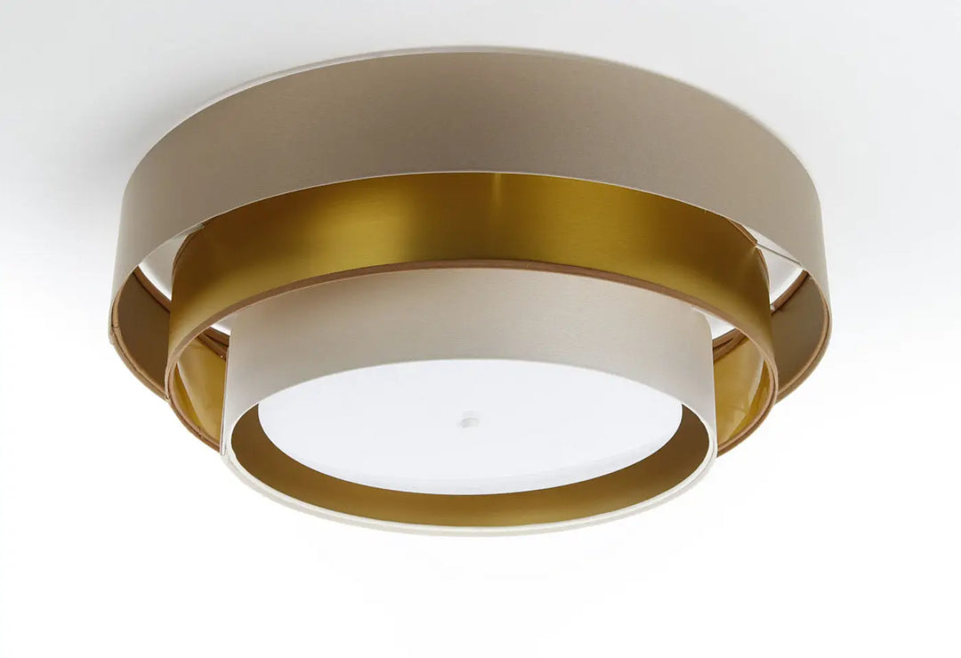 Luminaire plafonnier beige triniti elegant avec anneaux concentriques en métal doré brossé et beige mat et diffuseur blanc central