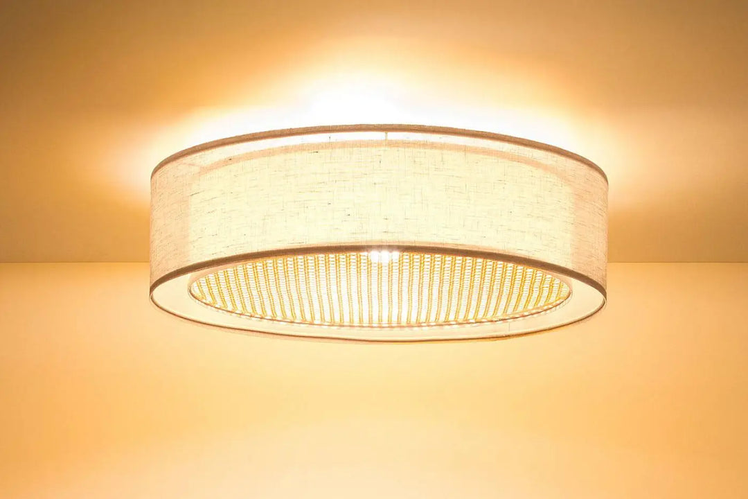 Plafonnier beige crème warm-toned avec abat-jour en tissu texturé et diffuseur en maille dorée puro rattan