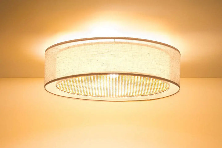 Plafonnier beige crème warm-toned avec abat-jour en tissu texturé et diffuseur en maille dorée puro rattan