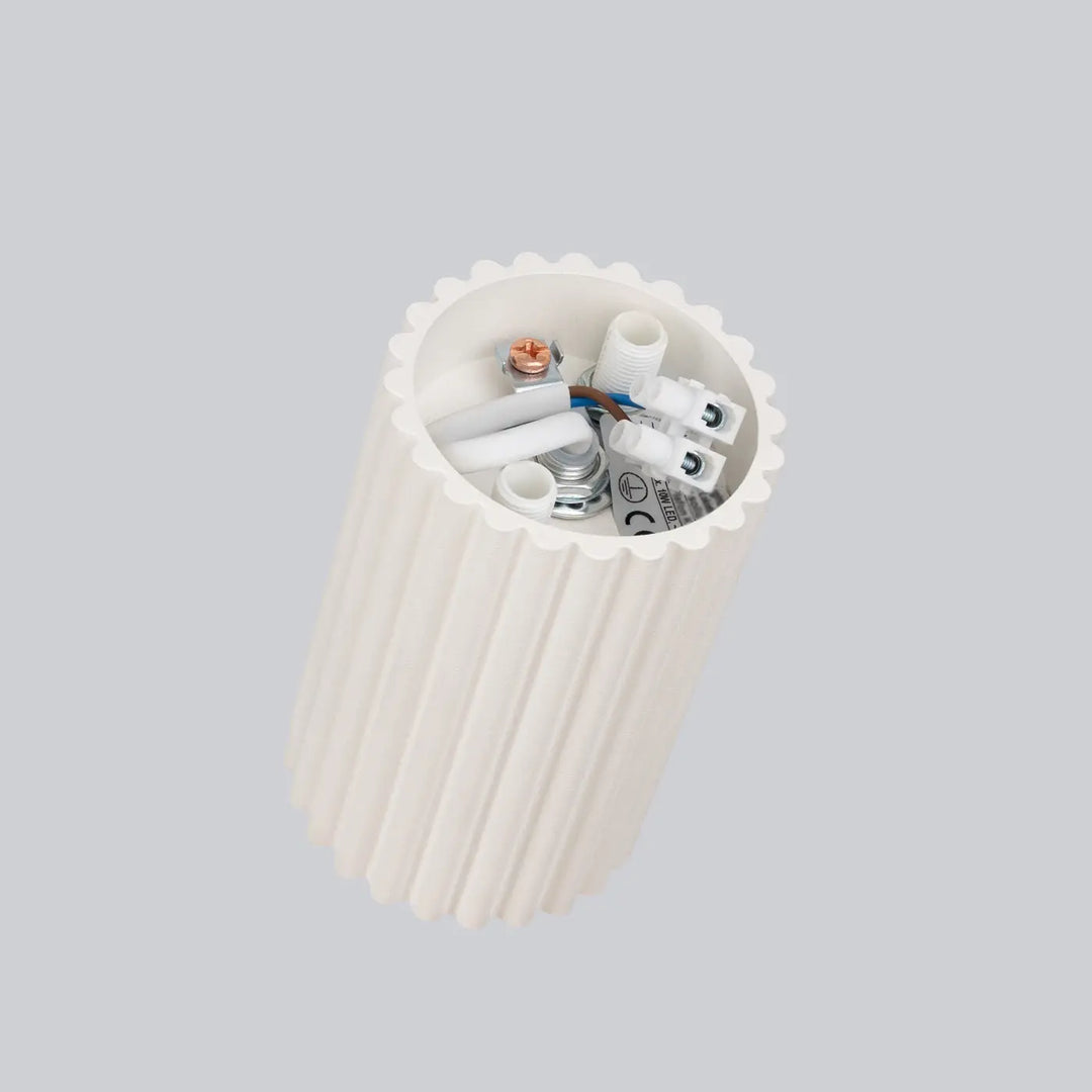 Plafonnier karbon allie blanc cylindrique avec bord festonné beige et ampoules gu10 interchangeables visible