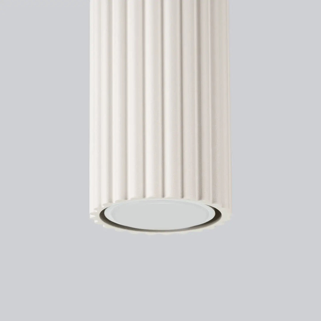 Plafonnier karbon allie en beige avec lignes subtiles et ampoules gu10 interchangeables dans un design flûté blanc
